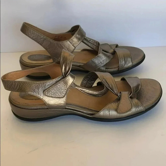 Clarks Artisan 11W metallic gold‎ sandals - Picture 1 of 7